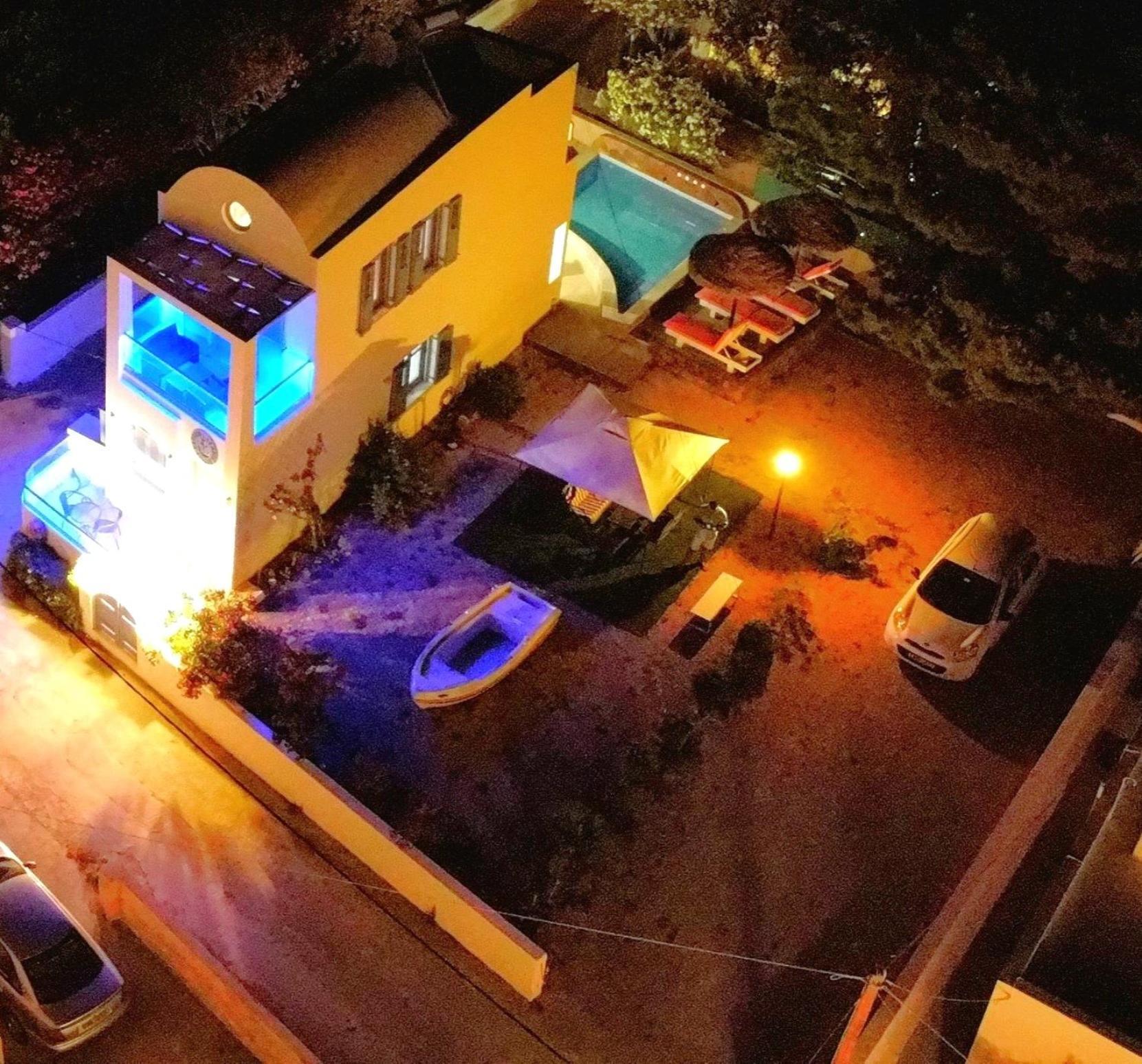 Located By The Sea One Beachfront Private Captain Lazaros Pool Villa With Loft In 750Sqm Spacious Private Plot-Jacuzzi-Sunrelax-Furnished Terace-Gazebo-Private Parking,Sleep 3 Adults And 2 Children, Just Steps From The Black Beach-Seaview Perissa  Exterior foto