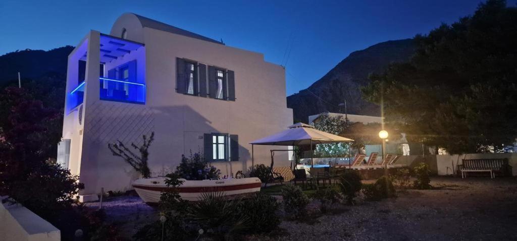 Located By The Sea One Beachfront Private Captain Lazaros Pool Villa With Loft In 750Sqm Spacious Private Plot-Jacuzzi-Sunrelax-Furnished Terace-Gazebo-Private Parking,Sleep 3 Adults And 2 Children, Just Steps From The Black Beach-Seaview Perissa  Exterior foto